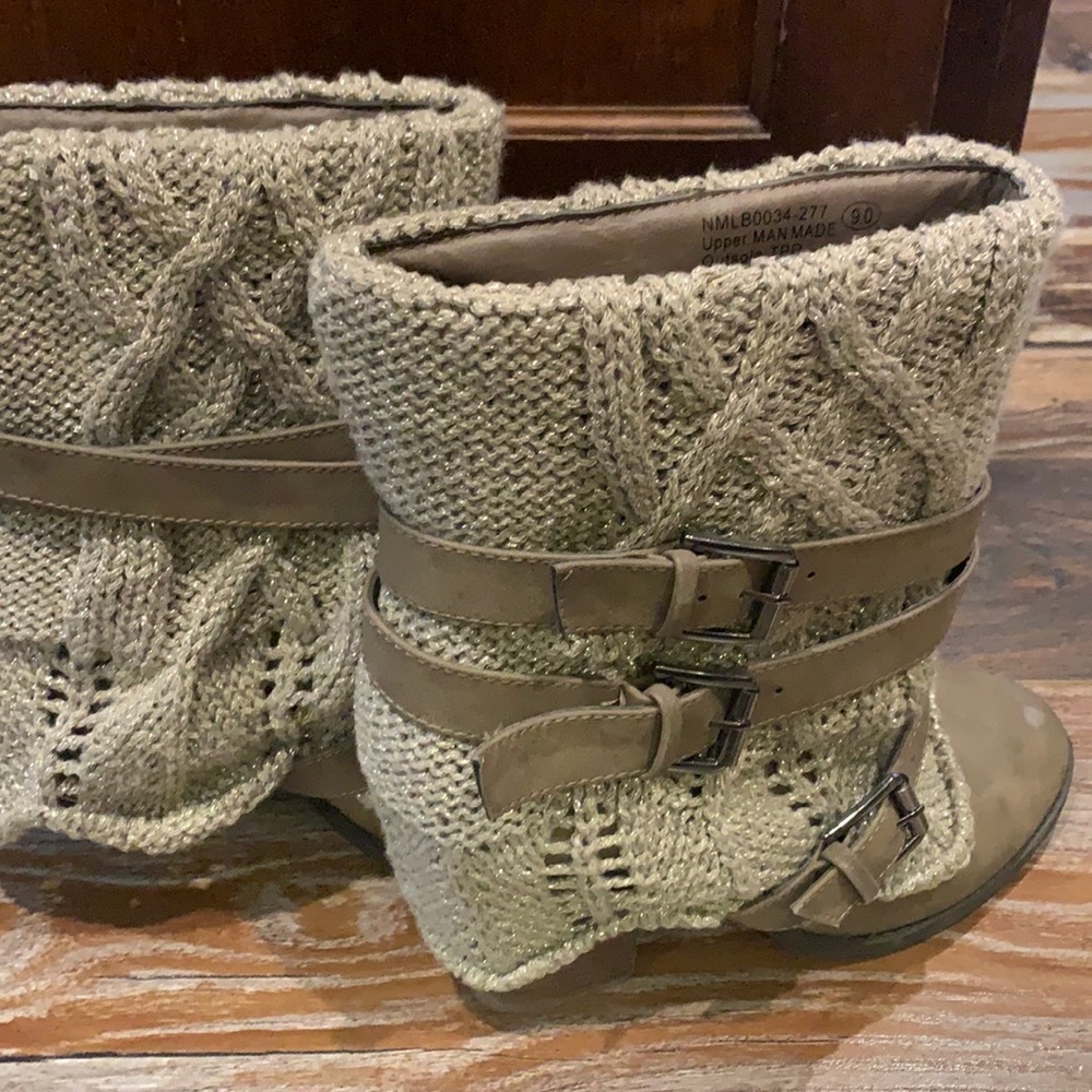 Women’s boots size 9.